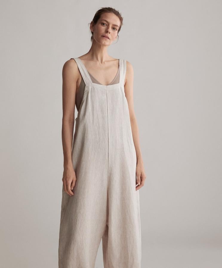 Mono 100% lino de Oysho: 39,99 euros. En tono beige, perneras y tirantes anchos y largo crop.