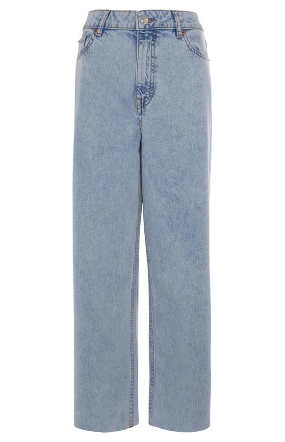 En color azul claro, estos pantalones denim tobilleros de pernera ancha tienen un precio de 17 euros.