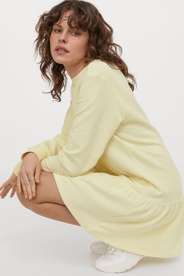 H&M nos propone este vestido en tejido de sudadera disponible en amarillo claro, negro o gris. Con manga larga y falda con vuelo cuenta con cuello y puños en punto elástico de canalé y tiene un precio de 14,99 euros.