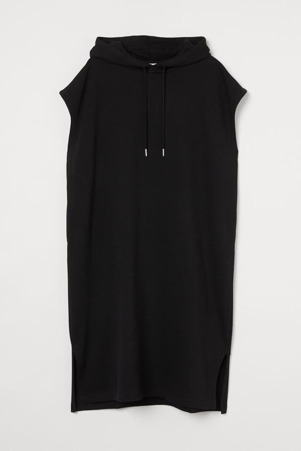 Este vestido sudadera sin mangas y con capucha está disponible en negro, gris claro o beige. Es de H&M y tiene un precio de 24,99 euros.