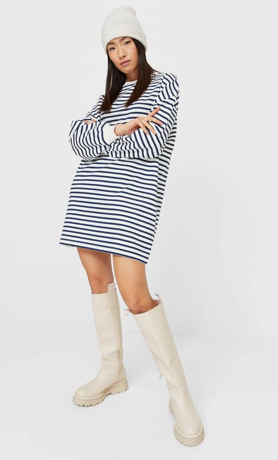 El modelo elegido por Paula Echevarría fue este blanco con rayas en azul marino. Este vestido sudadera de felpa cuenta con cuello redondo y manga larga y tiene un precio de 15,99 euros. Es de Stradivarius.