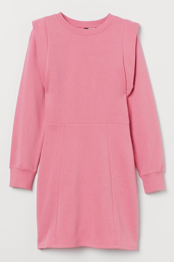 De manga larga con puños en elástico de canalé, este vestido entallado corto en tejido sudadera suave cuenta con costuras en la cintura y en la falda y tiene un precio de 14,99 euros. También está disponible en negro y es de H&M.