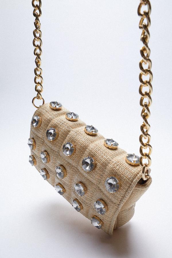 Bolso en yute acolchado con cristales con cadena dorada de la nueva colección de primavera de Zara (29,99 euros)