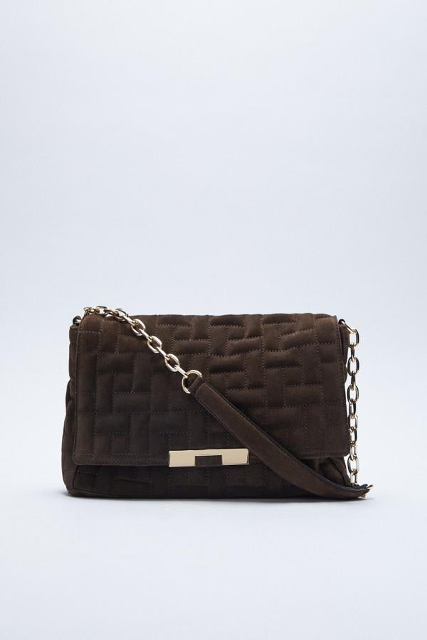 Bolso acolchado en color marrón chocolate con cadena plata de la nueva colección de primavera de Zara (72,99 euros)