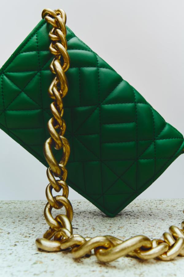 Bolso acolchado de color verde con cadena dorada de la nueva colección de primavera de Zara (22,99 euros)
