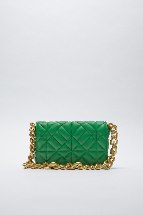 Bolso acolchado de color verde con cadena dorada de la nueva colección de primavera de Zara (22,99 euros)