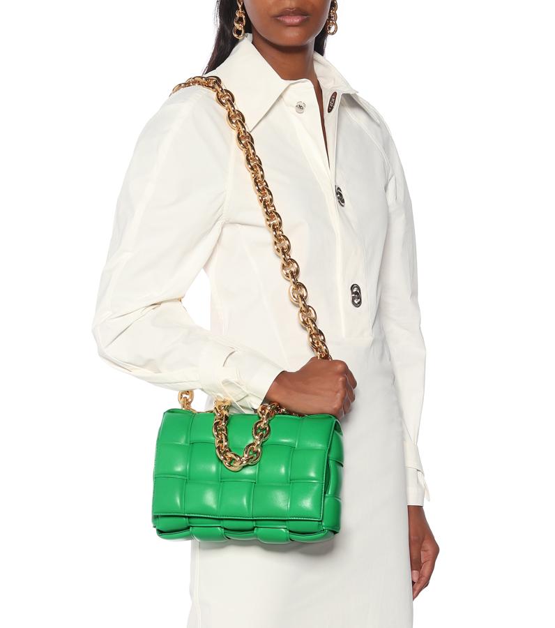 Bolso acolchado "The Chain Cassette" en color verde de Bottega Venetta (3.200 euros)