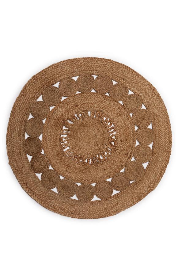 Esta alfombra redonda troquelada de yute tiene un precio de 14 euros.