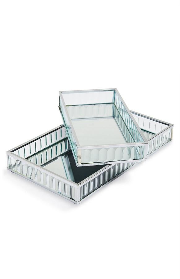De vidrio acanalado y espejo, este pack de dos bandejas de diferente tamaño tiene un precio de 12 euros.