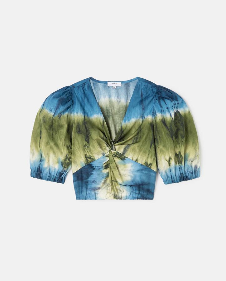 Cuerpo de algodón y estampado tie-dye con manga corta abullonada, de Fórmula Joven (39,99 €).