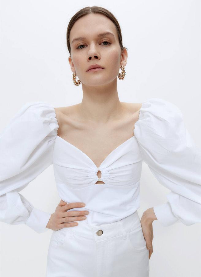 Cuerpo de popelín de manga larga con escote fruncido, de Uterqüe (69 €).