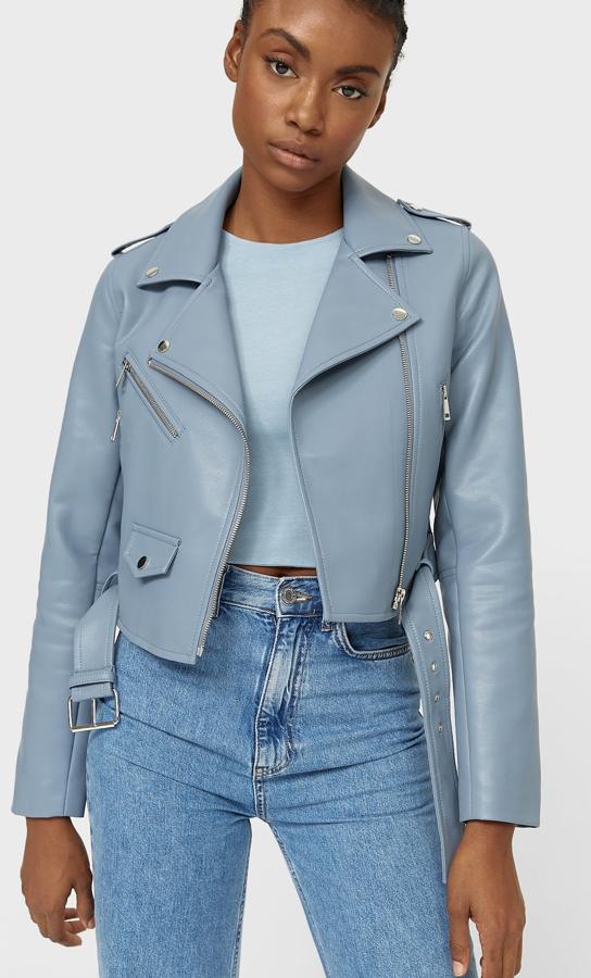 Disponible en azul celeste, negro o crudo, esta cazadora de efecto piel con cremallera metálica, detalle de trabillas en los hombros y aplicación de cinturón tiene un precio de 25,99 euros.