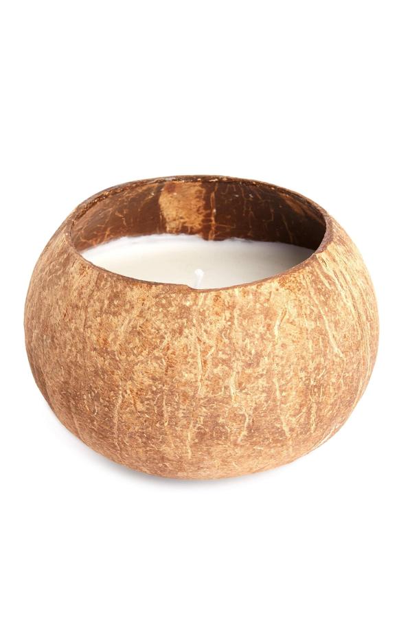 Este portavelas de cáscara de coco con vela en su interior tiene un precio de 4 euros.