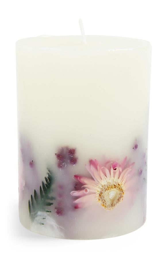 Con flores en su interior, esta vela tipo cirio tiene un precio de 4 euros.