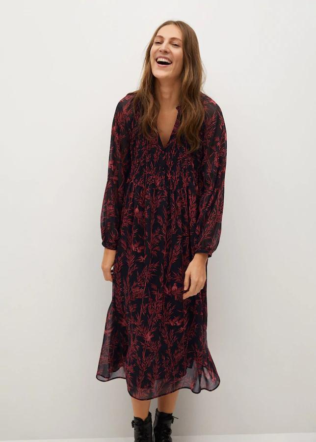 Vestido de corte midi y diseño acampanado con cuello de pico y manga larga abullonada. Precio actual: 25,99 euros.