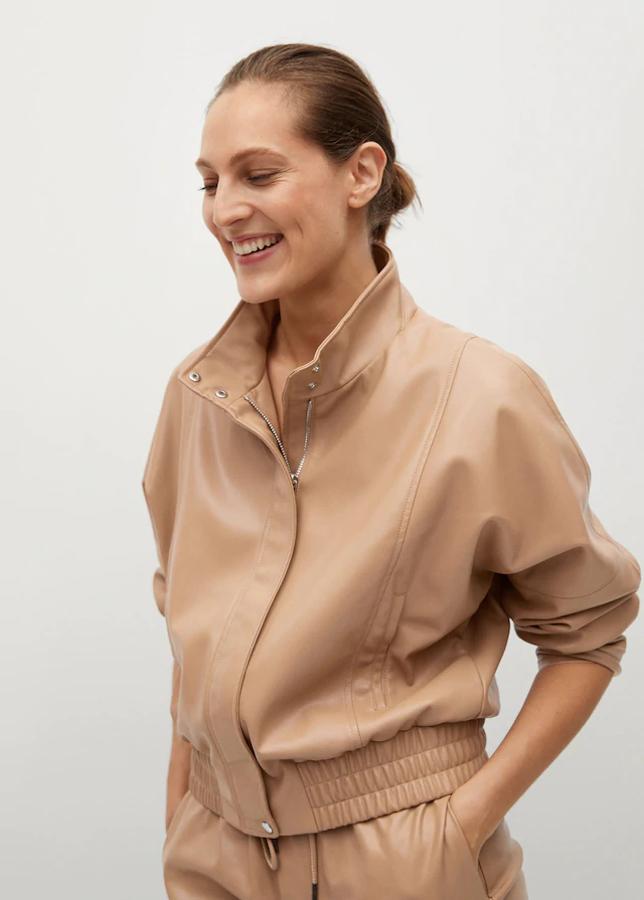 Cazadora con diseño corto, cuello alto y manga larga con cierre de botone en la parte delantera. Precio acual: 29,99 euros.