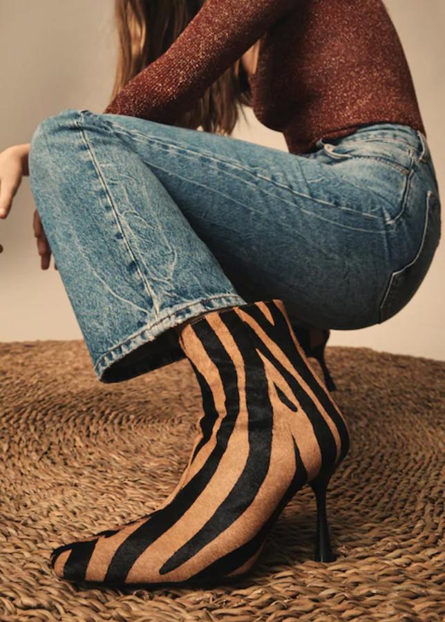 Botín de caña alta, tacón fino pero cómodo, 100% piel bovina y detalle de pelo. Precio actual: 39,99 euros.