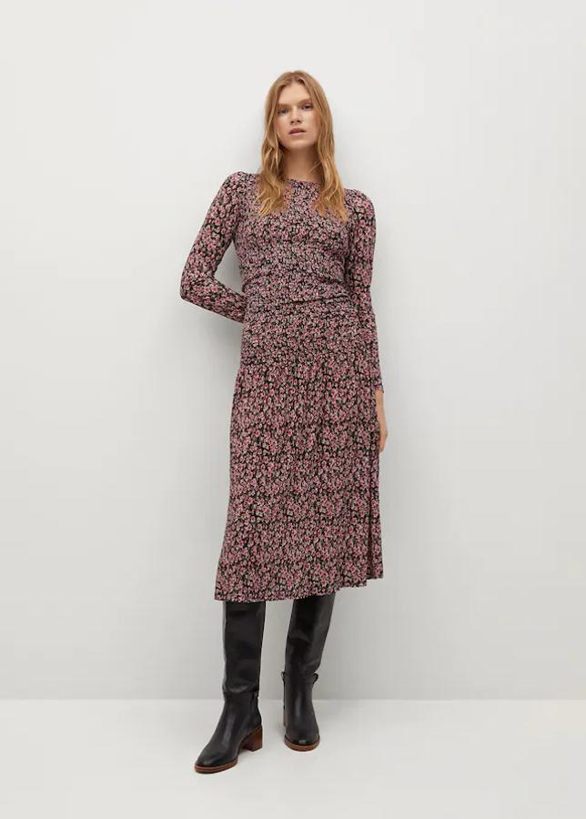 Vestido de corte midi, estampado floral y diseño acampanado. Con cuello redondo, manga larga y volante en el bajo. Precio actual: 19,99 euros.