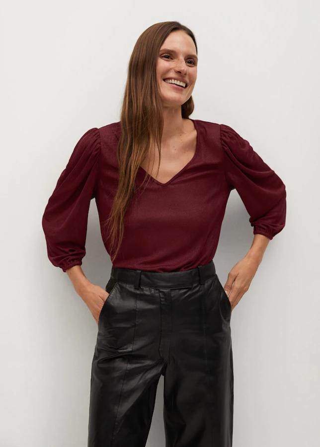 Camiseta de diseño recto, cuello de pico y manga larga abullonada. Precio actual: 12,99 euros.