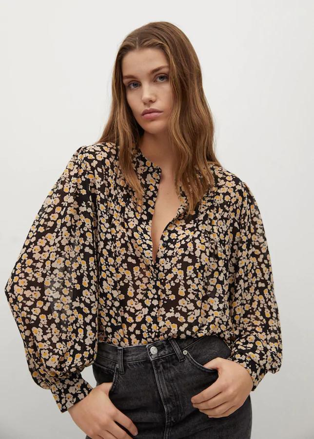 Camisa con estampado floral, diseño fluido y manga larga abullonada. Precio actual: 19,99 euros.