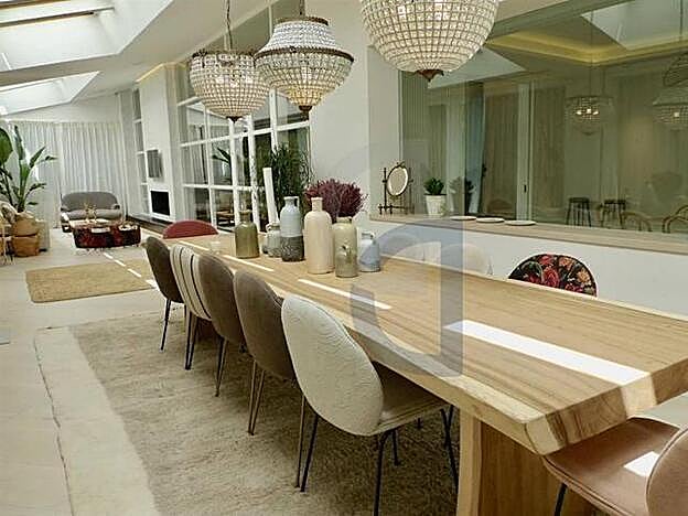 Imagen de la zona de comedor que se usa cuando tienes invitados con la zona de estar al fondo.