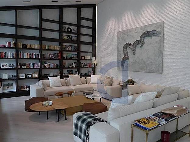 La vivienda que Sara Carbonero e Iker Casillas han puesto a la venta cuenta con dos salones y una sala de estar . En la imagen uno de los salones principales.
