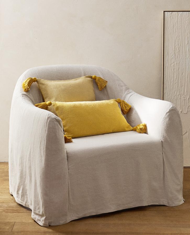 Estas fundas de cojín en amarillo con borlas cuestan 19.99 euros en Zara Home.