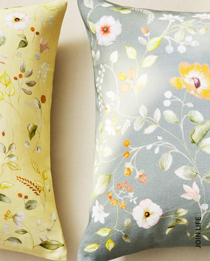 Estas fundas de cojín con estampado de flores y disponibles en tres colores cuestan 9,99 euros en Zara Home.
