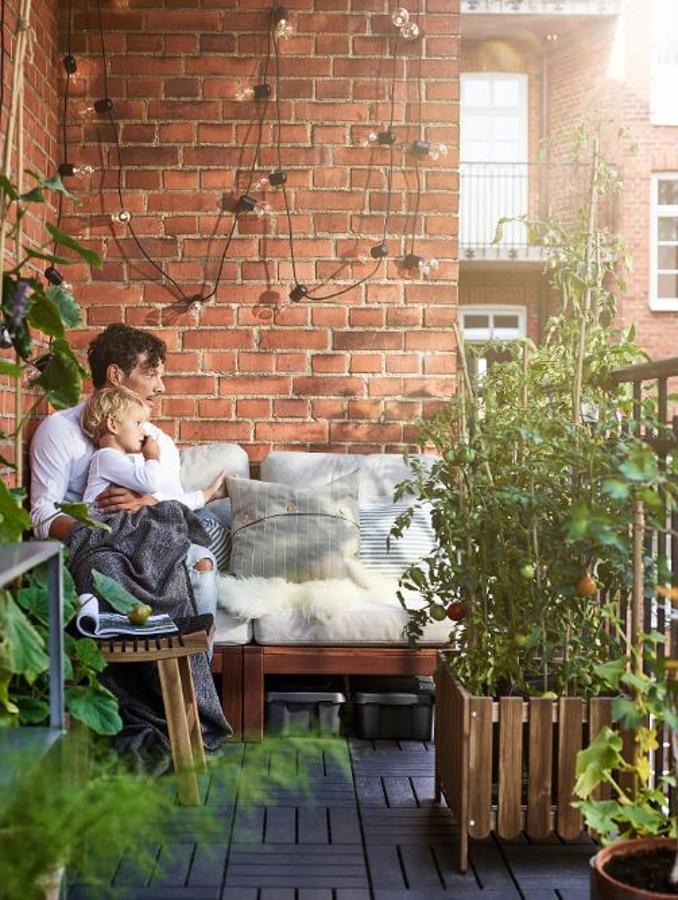 Una pequeña terraza se convierte en un oasis en medio de la ciudad. En IKEA están las mejores soluciones para espacios reducidos, y nosotras nos quedamos con este en el que la madera y las plantas (hueryo urbano incluido) son los protagonistas.