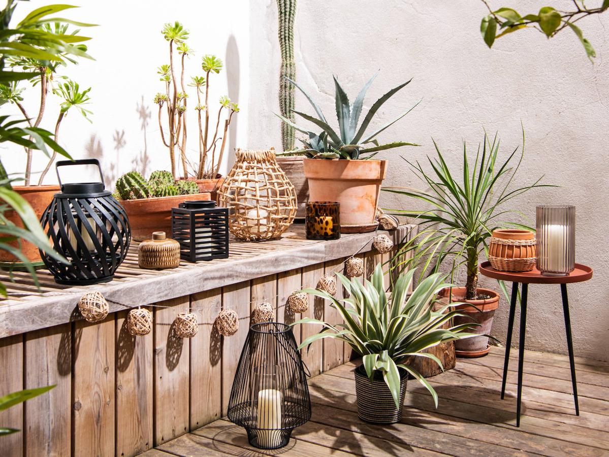 Plantas, madera y luz indirecta, ¿qué más se puede pedir a este rincón de una terraza o patio que nos proponen desde Maisons du Monde?