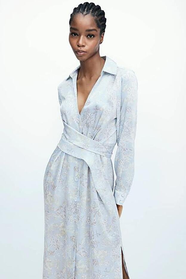Zara recurre al azul celeste, una de las tendencias de la temporada, para este admirado vestido con un discreto estampado floral.