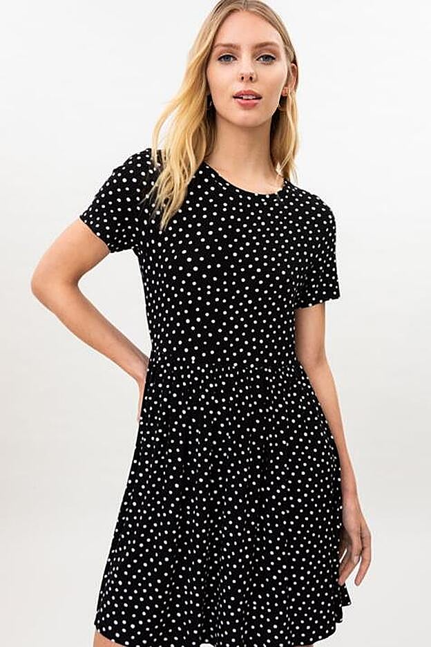 De manga corta y con vuelo en la falda, este vestido sienta de maravilla.