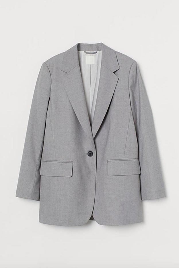 Blazer gris de H&M, con silueta oversize y de la nueva colección de primavera.