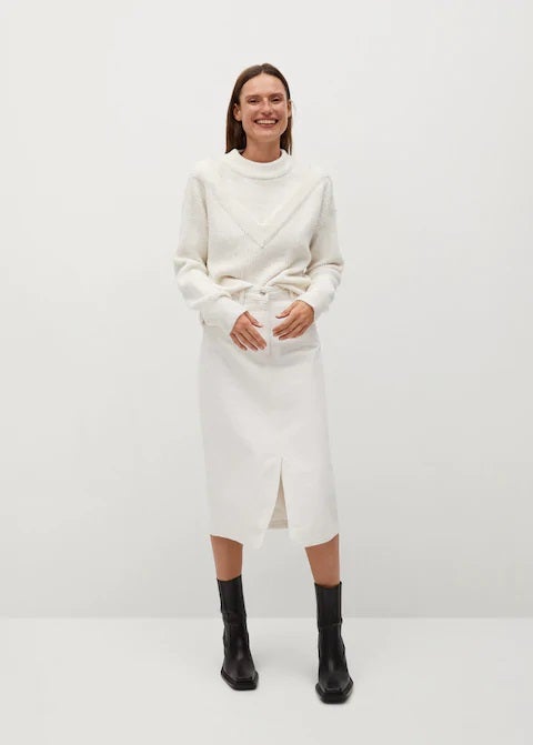 Y si adoras el denim pero prefieres los cortes largos, la falda midi blanca vaquera también está por todas partes esta temporada. Esta es de Mango y cuesta 29,99 euros.