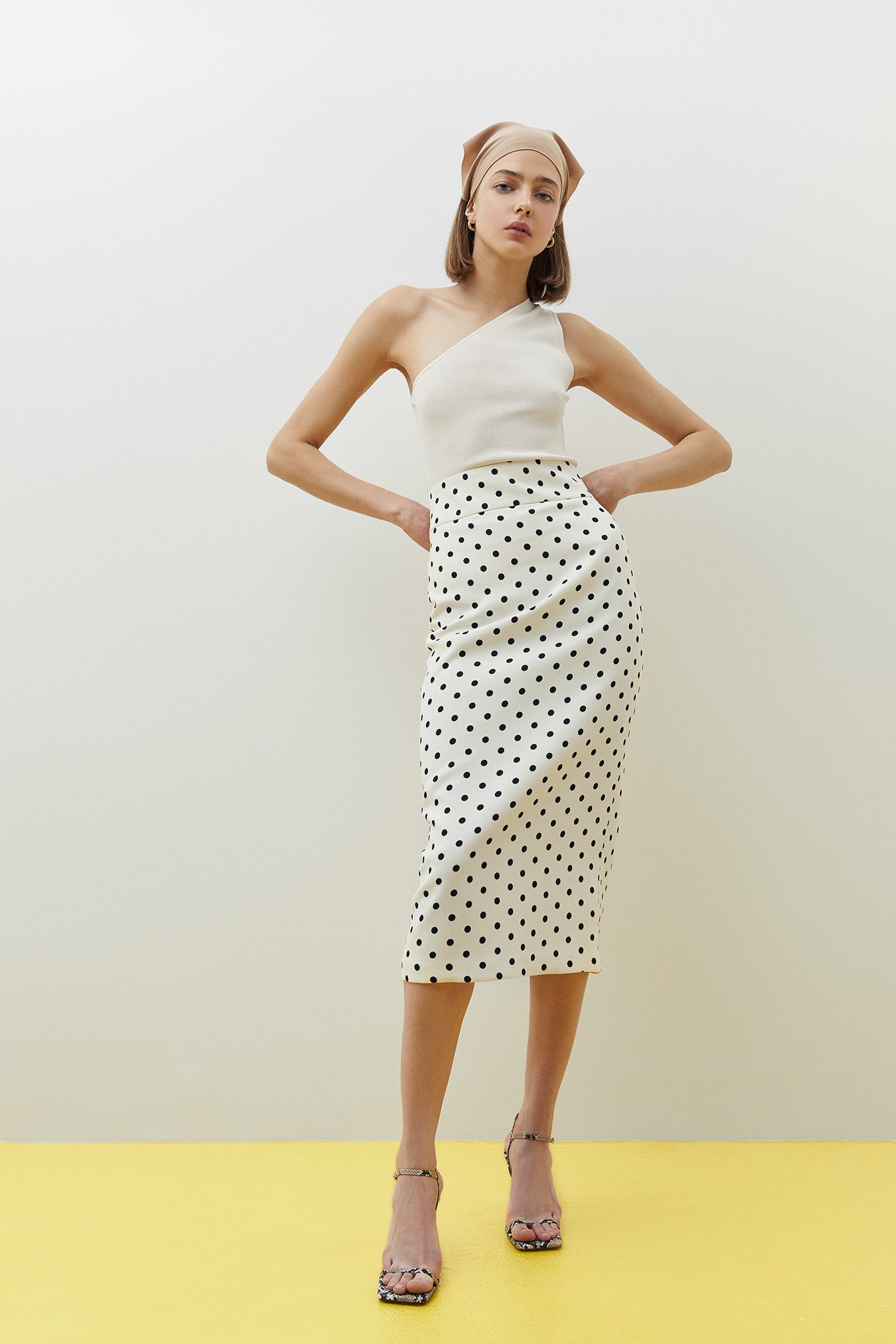 El estampado de lunares será uno de los protagonistas de la primavera. Ficha esta falda midi tipo lápiz en Sfera por 39,99 euros. ¡Pura elegancia!