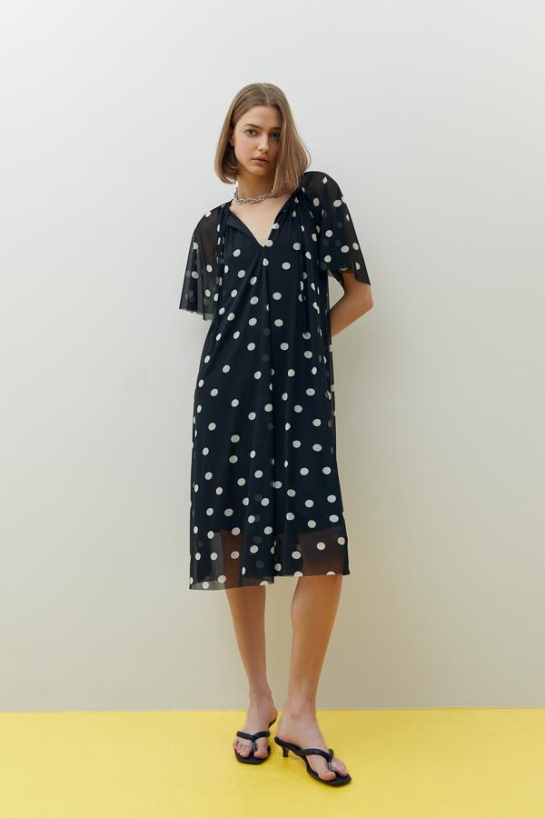 Vestido midi de tul con manga corta, de Sfera (29,99 €).
