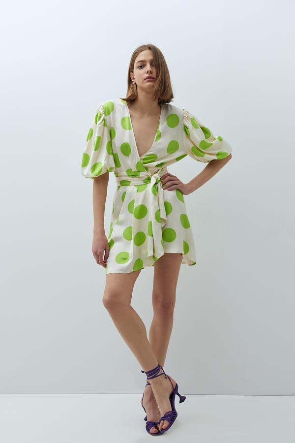 Vestido cruzado con escote de pico, de Sfera (39,99 €).