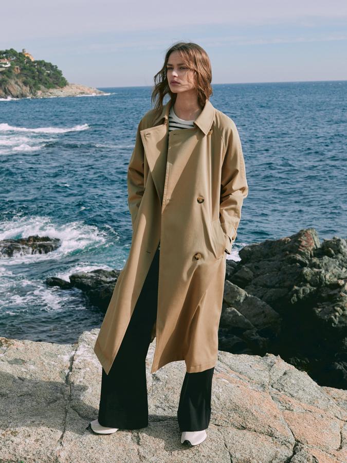 Un  trench  (Massimo Dutti, 149 euros).