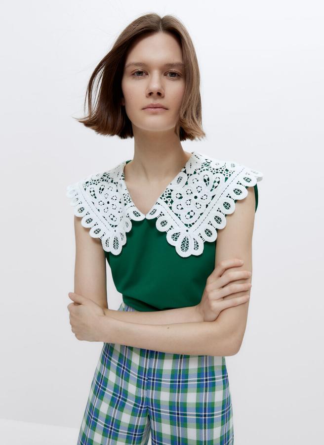 Top sin mangas con cuello de puntilas, de Uterqüe (49 €).