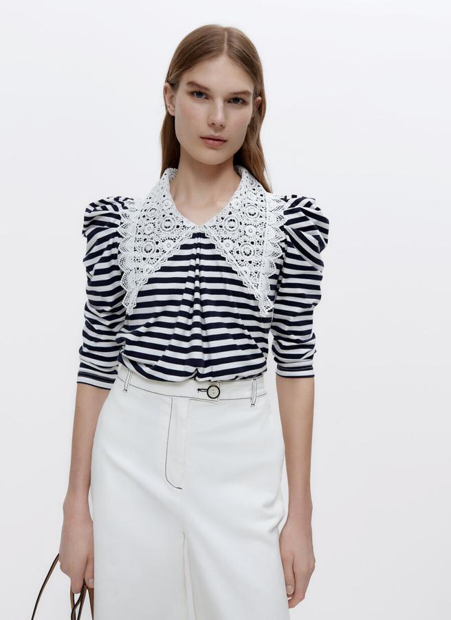 Blusa estampada de rayas con mangas abullonadas, de Uterqüe (59 €).