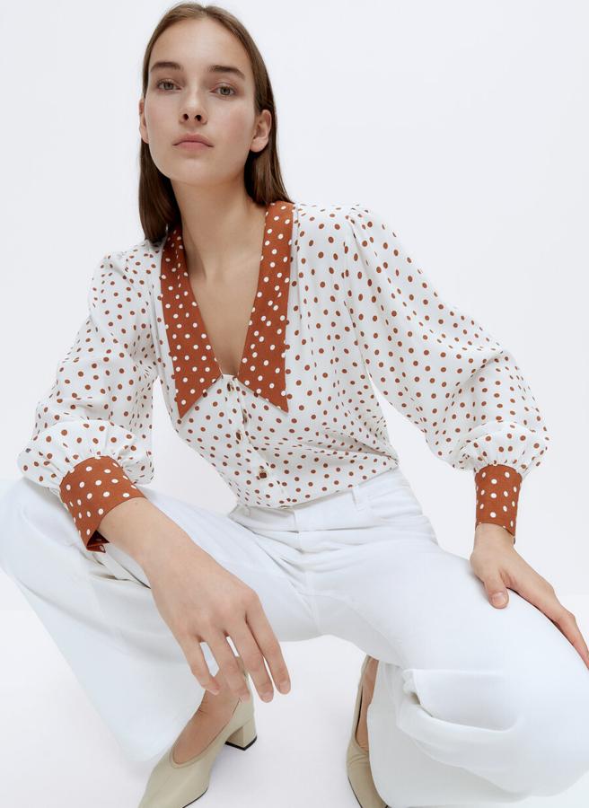 Blusa de manga larga con estampado de lunares contrastado, de Uterqüe (69 €).