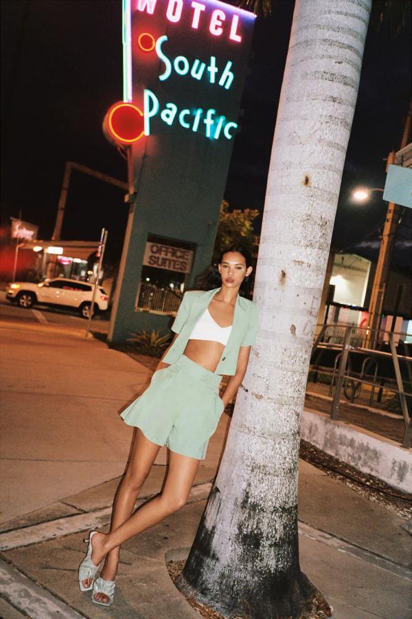 Bermudas de lino de tiro alto verdes (22,95 euros).