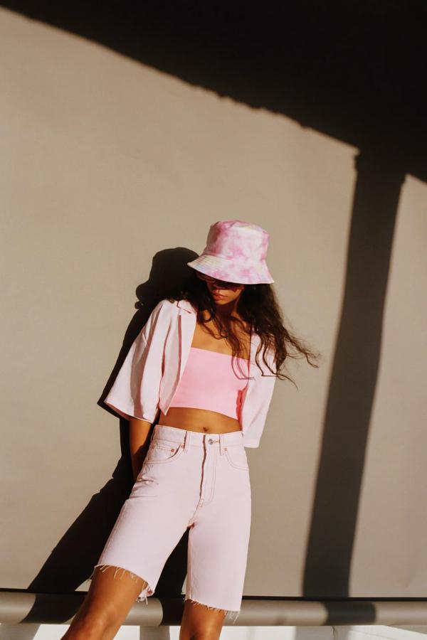 Shorts vaqueros de tiro alto con bajo deshilachado y color rosa (22,95 euros).