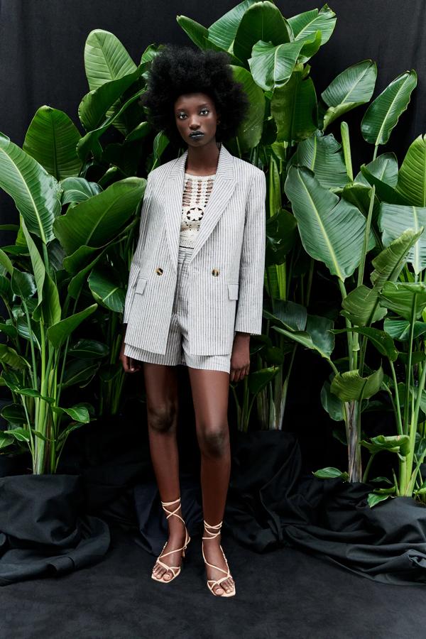 Bermudas rústicas de rayas y tiro alto (25,95 euros).