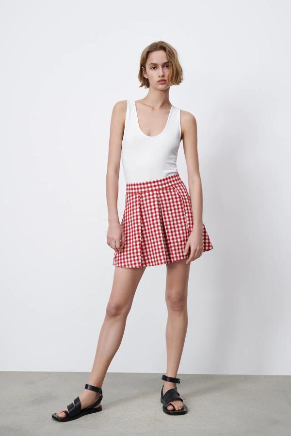 Bermudas con pliegues y estampado de cuadros vichy (25,95 euros).