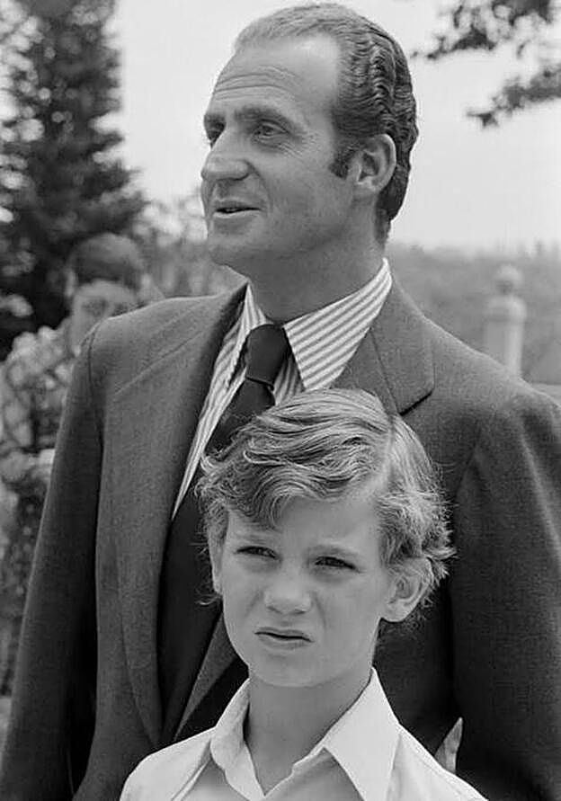 En la actualidad, la relación de Felipe VI y Juan Carlos de Borbón no pasa por su mejor momento. Pero la infancia del rey de España estuvo marcada por la admiración hacia su padre.