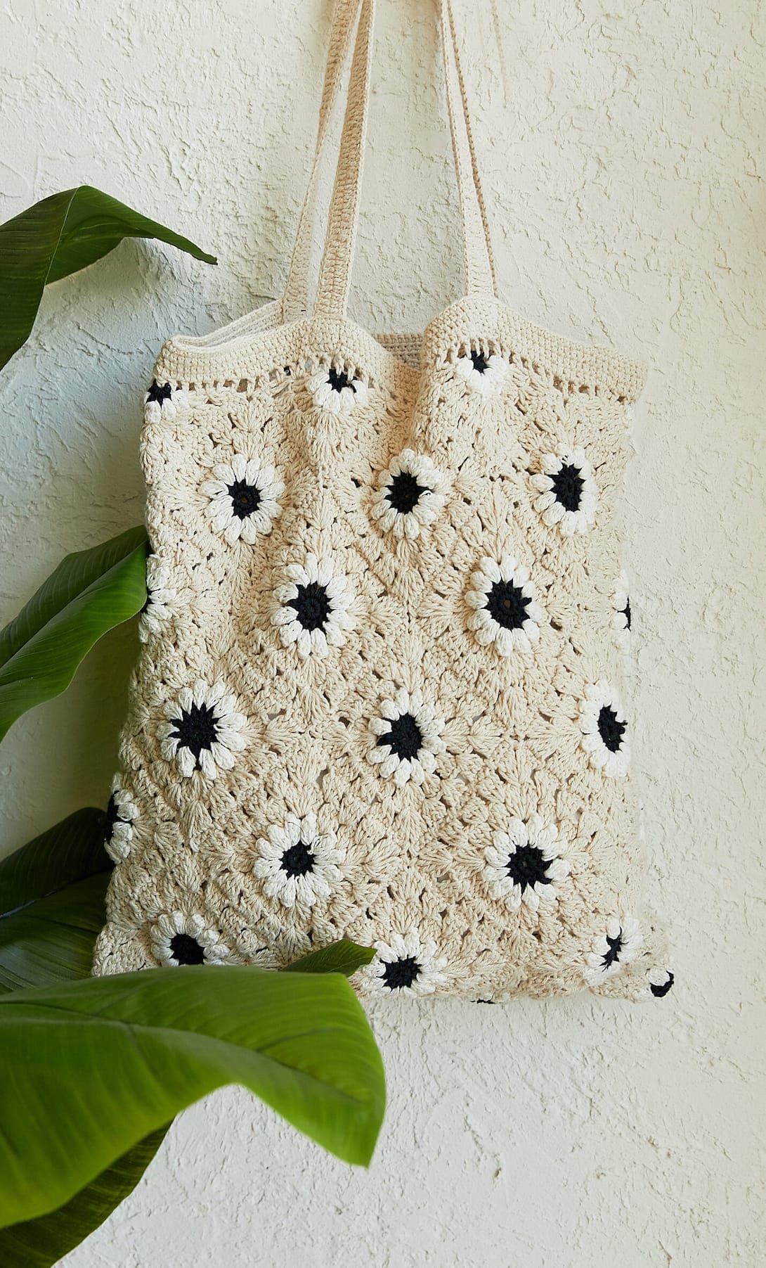 Otra opción para lucir el crochet en complementos es este bolso shopper con motivos florales. (19,99 euros).