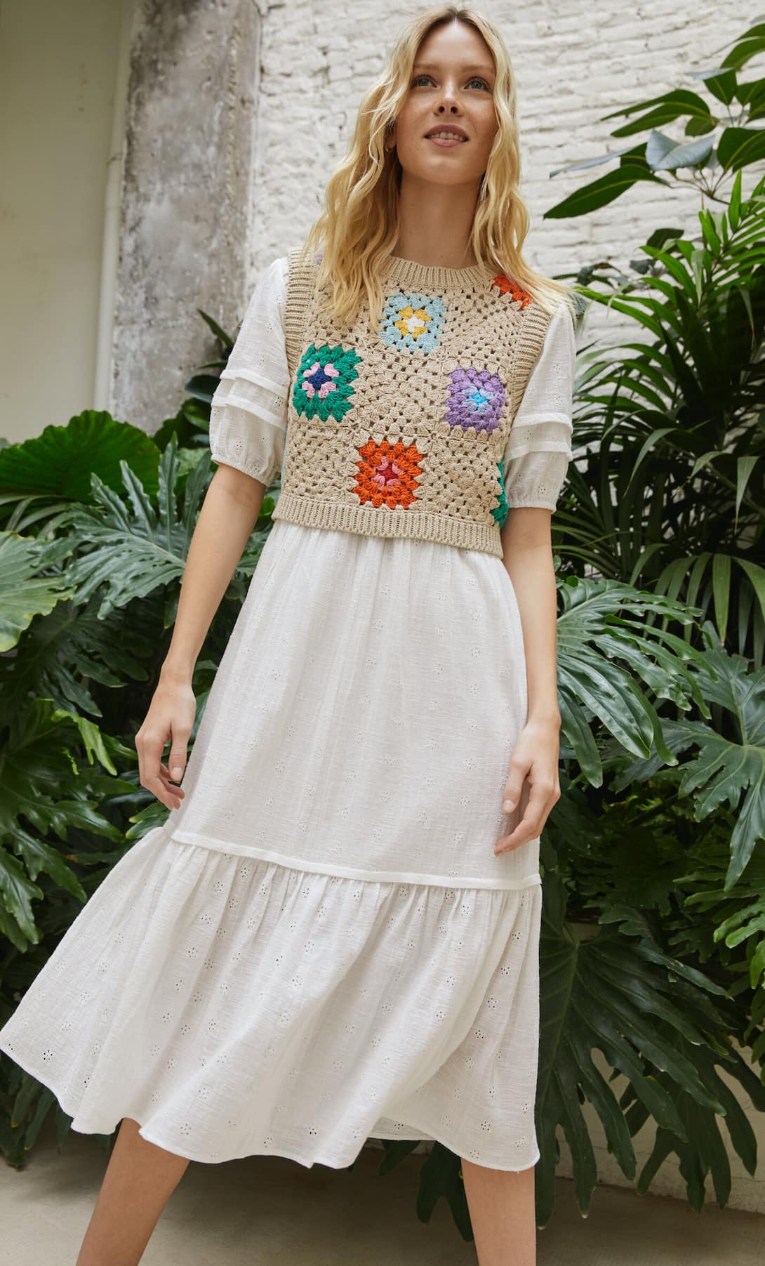 Chaleco crochet hecho a mano en color beige con parches coloridos estilo patchwork, corte cropped y cuello redondo. En lo nuevo de Stradivarius por 25,99 euros.