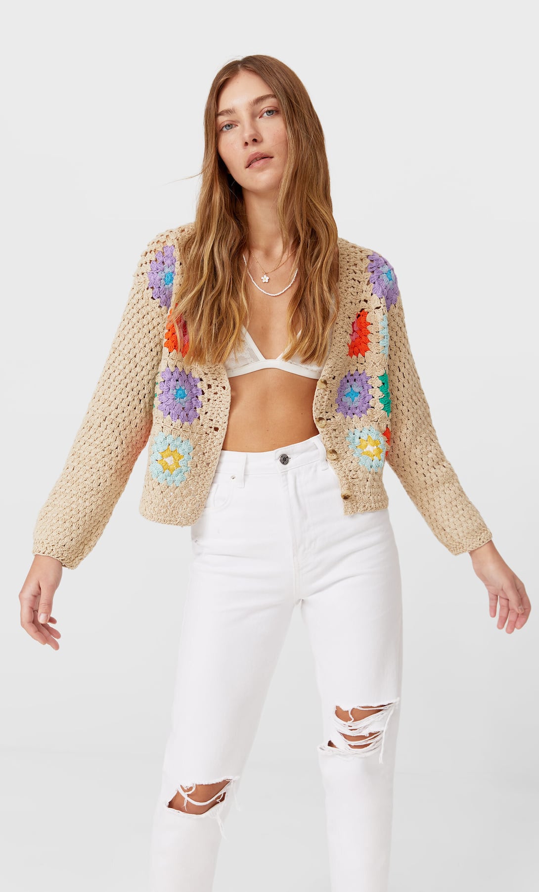 Con el mismo color y el mismo estampado: chaqueta de punto crochet de Stradivarius con escote a pico y cierre frontal de botones. (35,99 euros).