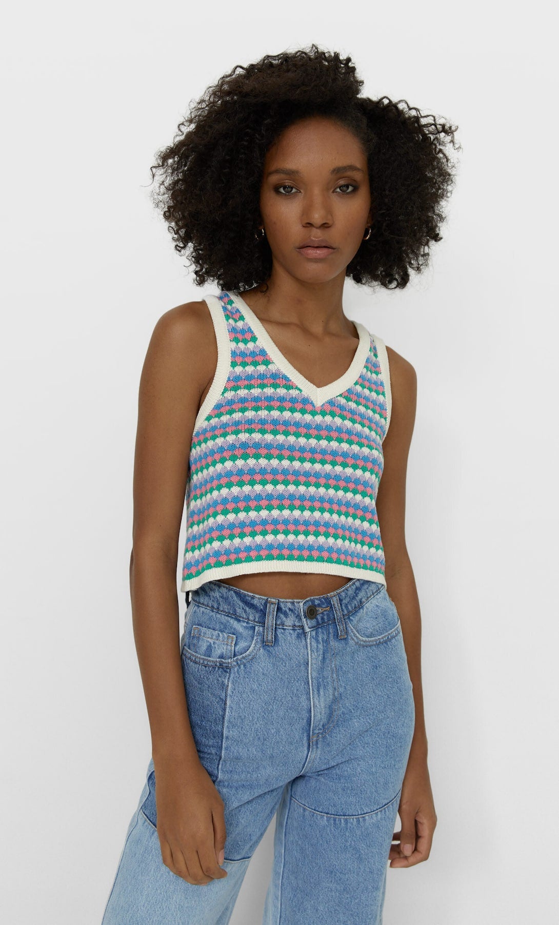 Terminamos con otro chaleco de crochet con escote a pico que queremos ponernos tanto con camisetas o camisas como en solitario. Una compra ideal por 15,99 euros.